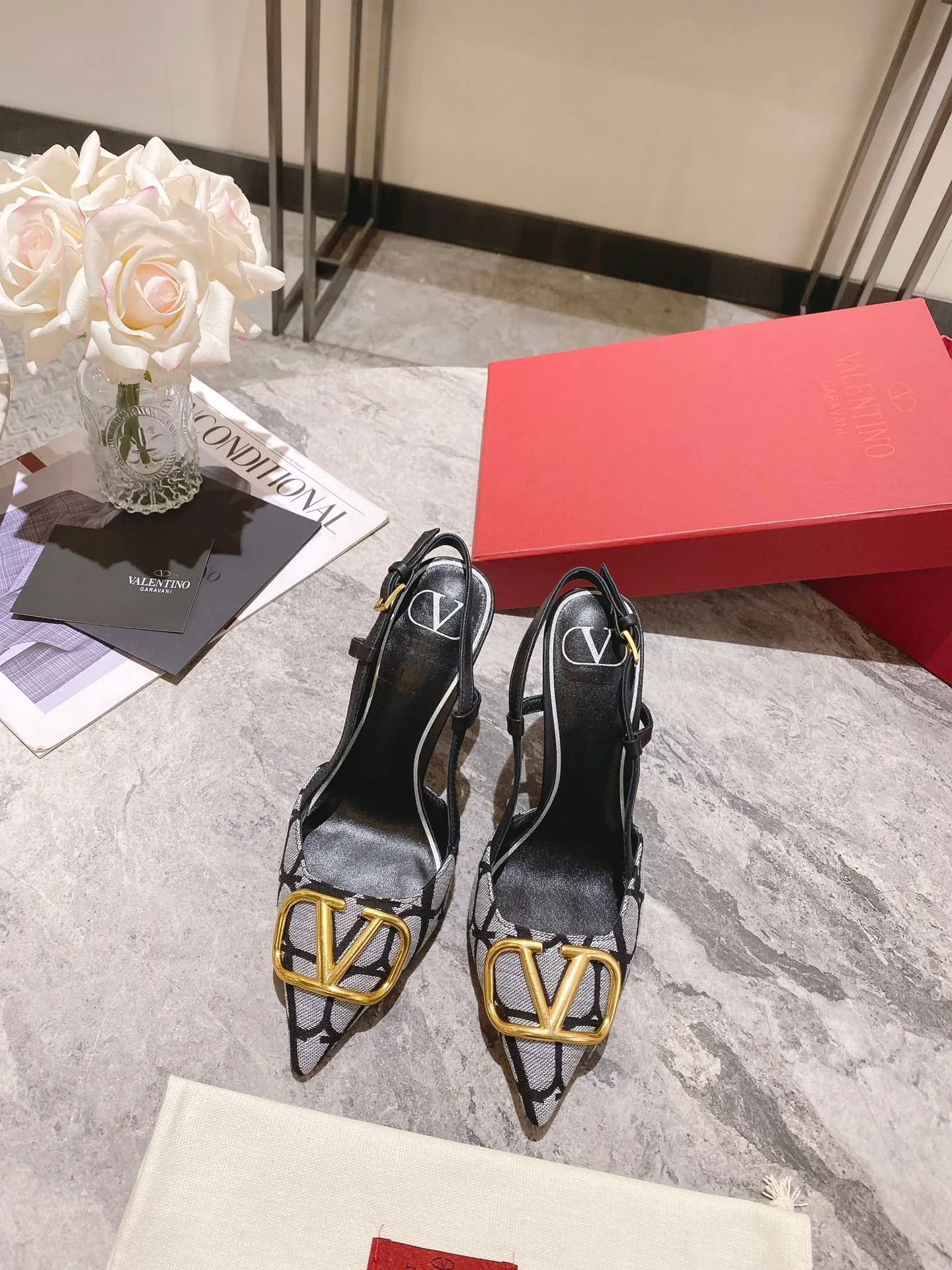 👟👟Ex-factory price 440👟👟 Genuine leather sole +40 Top version 𝑉𝐴𝐿𝐸𝑁𝑇𝐼𝑁𝑂 Valentino 2023 spring and summer new women's 5⃣️color empty back sandals The unique [V logo fabric printing pattern] brings out a full sense of high-end, and the new season will live up to expectations! Worth buying★Absolutely high-grade❥Original method, Absolutely sensual❥Elegant style, creating a different feeling, simple and elegant style!  Code number: 35-41 (34-42 customized) Fabric: Fabric printed cloth Lining: Sheepskin lining Heel height: 3 options 5cm-8cm-10cm Leather outsole Rubber outsole